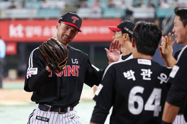 LG 외국인 투수 톨허스트(왼쪽). /사진=LG 트윈스 제공