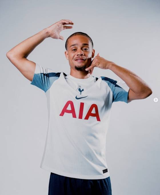 사비 시몬스가 토트넘 홋스퍼 유니폼을 입고 시그니처 골 세리머니를 선보이고 있다. /사진=토트넘 홋스퍼 공식 사회관계망서비스(SNS)