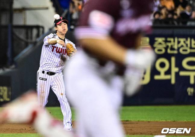 구본혁이 8회초 땅볼 타구를 잡아내 1루로 송구를 뿌리고 있다.