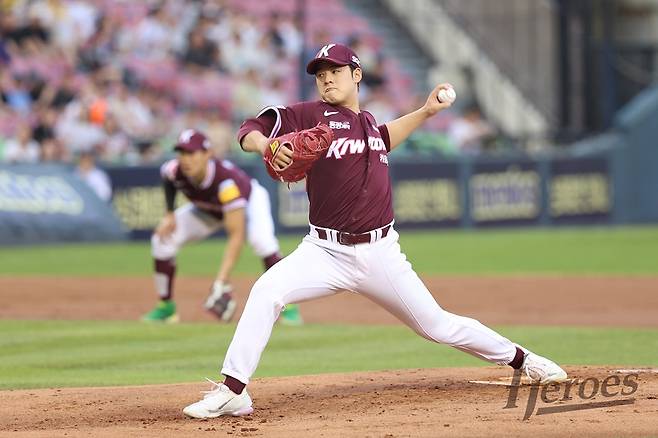 키움 히어로즈 좌완 정현우가 29일 잠실 LG 트윈스전에 선발등판, 6이닝 2실점 호투로 승리투수가 됐다. 사진 키움 히어로즈