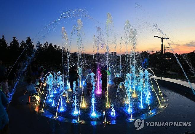 밤더위를 이기는 방법 (제주=연합뉴스) 전지혜 기자 = 23일 오후 제주시 시민복지타운광장 분수대에서 어린이들이 물줄기를 맞으며 밤더위를 식히고 있다.
    기상청은 당분간 제주 일부 지역에서 열대야가 나타나는 곳이 있겠다고 예보했다. [연합뉴스 자료사진]