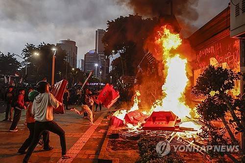 자카르타 경찰청 인근서 불 지르는 시위대 [EPA 연합뉴스. 재판매 및 DB 금지]