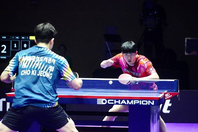 조기정과 프로탁구리그 8강을 벌이는 박규현(오른쪽) [촬영 이동칠]