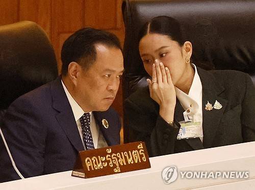 아누틴 전 부총리(사진 왼쪽)와 패통탄 전 총리 [EPA 연합뉴스. 재판매 및 DB 금지]