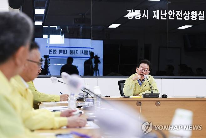 이재명 대통령, 강릉 가뭄 대책 회의 주재 (강릉=연합뉴스) 홍해인 기자 = 이재명 대통령이 30일 강원 강릉시청 재난안전상황실에서 가뭄 대책 회의를 주재하고 있다. 2025.8.30 [대통령실통신사진기자단] hihong@yna.co.kr