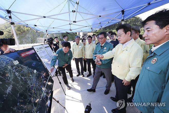 이재명 대통령, 강릉 가뭄 현장 점검 (강릉=연합뉴스) 홍해인 기자 = 이재명 대통령이 30일 강원 강릉시 성산면 오봉저수지를 방문해 가뭄 대응 추진 상황을 점검하고 있다. 2025.8.30 [대통령실통신사진기자단] hihong@yna.co.kr