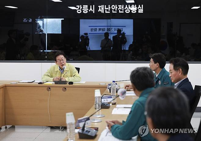 이재명 대통령, 강릉 가뭄 대책 회의 발언 (강릉=연합뉴스) 홍해인 기자 = 이재명 대통령이 30일 강원 강릉시청 재난안전상황실에서 열린 가뭄 대책 회의에서 발언하고 있다. 2025.8.30 [대통령실통신사진기자단] hihong@yna.co.kr