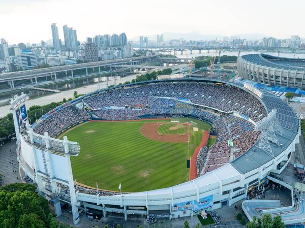 지난 24일 프로야구 2025 신한 SOL 뱅크 KBO리그 kt wiz와 두산 베어스의 경기가 열린 서울 잠실야구장에 관중이 들어차 있다. 전날 2025시즌 KBO리그는 1천만 관중을 돌파했다. 587경기 만에 달성한 기록으로 작년보다 날짜로는 23일, 경기 수로는 84경기 빠른 수치다. 2025.8.24 /연합뉴스