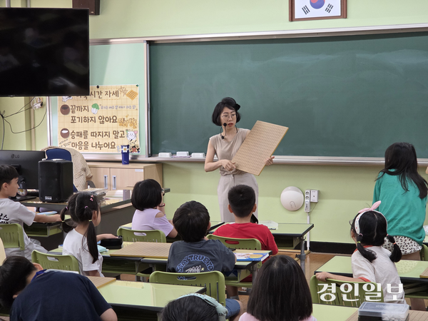 지난 28일 인천굴포초 한승아 강사가 학생들에게 바둑판에 대해 설명하고 있다. 2025.8.28 /정운기자 jw33@kyeongin.com