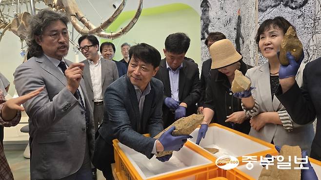 지난 28일 전곡선사박물관에서 열린 2025 전곡리유물 귀환 기념식에서 이한용(왼쪽) 전곡선사박물관장이 참석자들에게 입수된 유물들에 대해 설명하고 있다. 임창희기자