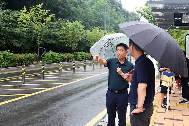성길용 오산시의회 부의장이 지난 27일 오산 세교2지구에 위치한 중흥S-클래스 에듀파크 버스정류장 앞 차선을 확장한 도로를 확인했다. 사진=오산시의회
