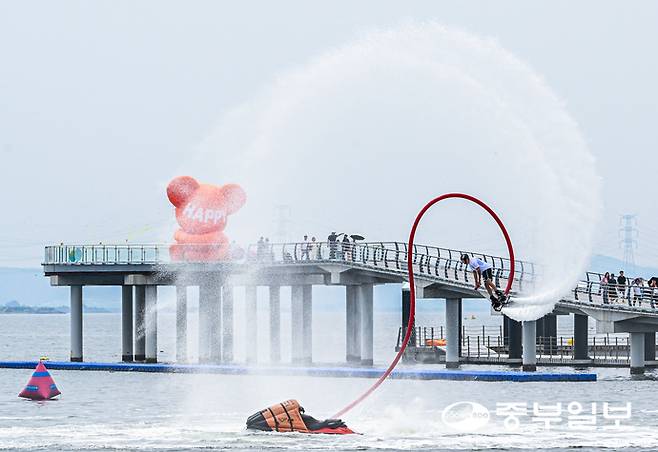 31일 오후 시흥시 거북섬 일원에서 열린 제17회 전국해양스포츠제전 플라잉보드 종목에 참가한 선수가 멋진 묘기를 선보이고 있다. 임채운기자