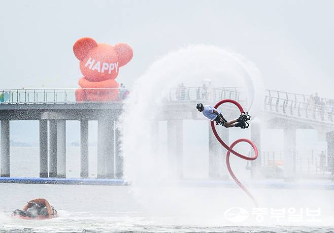 31일 오후 시흥시 거북섬 일원에서 열린 제17회 전국해양스포츠제전 플라잉보드 종목에 참가한 선수가 멋진 묘기를 선보이고 있다. 임채운기자