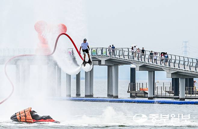 31일 오후 시흥시 거북섬 일원에서 열린 제17회 전국해양스포츠제전 플라잉보드 종목에 참가한 선수가 멋진 묘기를 선보이고 있다. 임채운기자