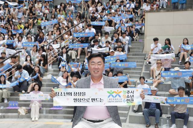 ▲ 지난달 30일 충북 청주 지웰시티몰 선큰광장에서 열린 제10회 청소년 한마음축제에 참석한 이범석 청주시장이 사진을 찍고 있다. /청주시 제공