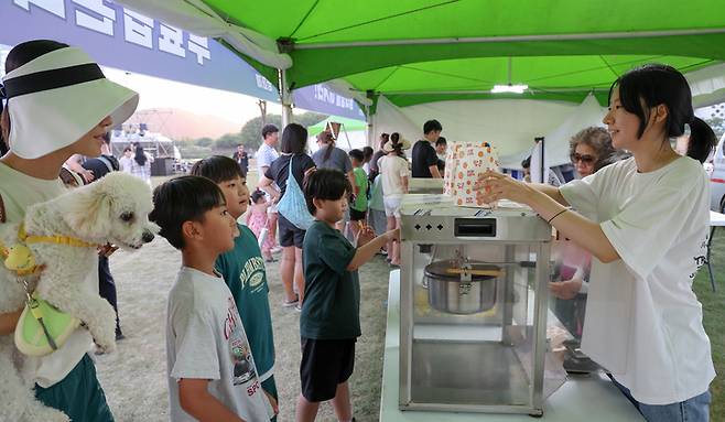 영화와 함께 즐길 수 있는 무료 팝콘이 무제한 제공돼 시민들의 호응을 얻고 있다. 이수화 기자