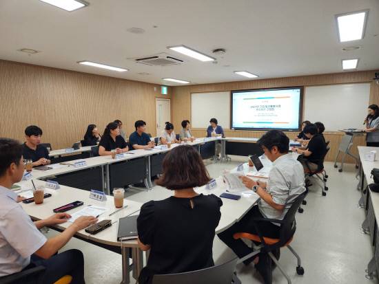 경상남도사회서비스원(원장 조철현)은 지난 29일 보건복지부와 함께 긴급·일상돌봄사업의 운영 현황을 점검하고 현장의 목소리를 듣는 간담회를 가졌다.