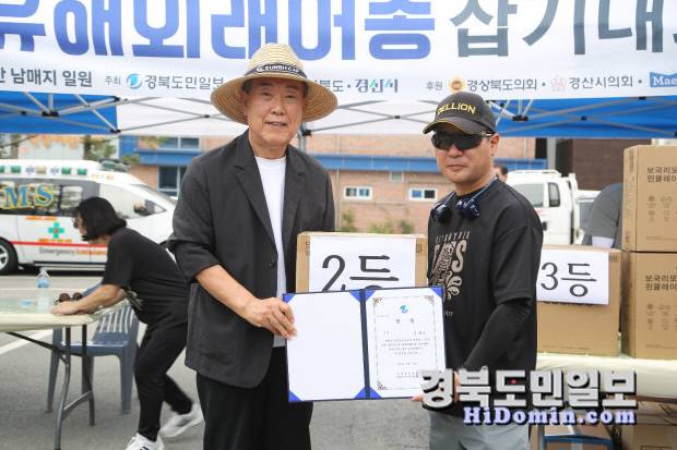 2위 수상자 정철호(경산)씨와 한명희 본사 대표이사.