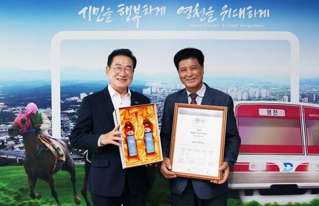 ▲ 지난달 29일 베를린 와인트로피에서 금상을 수상한 조성환 오계리 와이너리 대표가 최기문 시장가 수상 기념촬영을 하고 있다. 영천시 제공