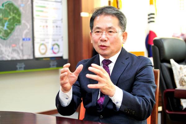 김진열 대구 군위군수 인터뷰 장면.