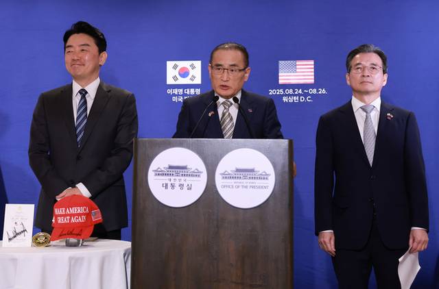 ▲ 강훈식 대통령 비서실장(왼쪽부터), 위성락 국가안보실장, 김용범 정책실장이 25일(현지시간) 미국 워싱턴DC의 한국프레스센터가 마련된 호텔에서 이재명 대통령과 도널드 트럼프 미국 대통령의 한미정상회담 관련 브리핑을 하고 있다.연합