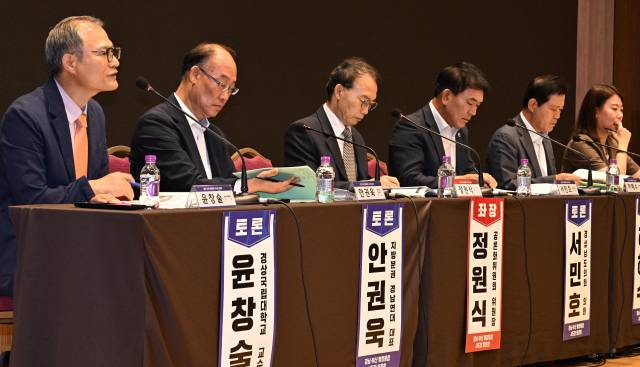 지난달 29일 창원컨벤션센터에서 열린 경남·부산 행정통합 시도민 토론회에서 참석자들이 토론을 하고 있다./성승건 기자/