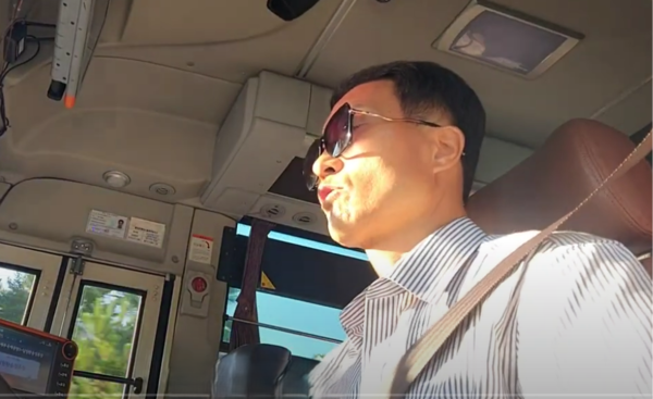 외국인관광객들에게 '친절한 안내'로 소문이 자자한 전형원씨.