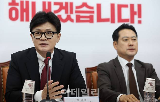 한동훈 전 국민의힘 당대표가 지난해 11월 7일 국회에서 열린 최고위원회의에서 모두발언을 하고 있다. 우측은 당시 수석최고위원이었던 장동혁 당대표. (사진=노진환 기자)