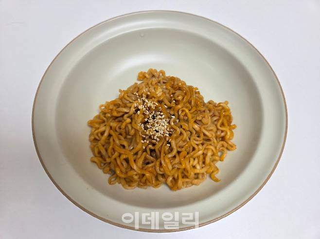 조리 후 접시에 담은 ‘칠면조 국수’. 겉보기엔 불닭볶음면과 유사하지만 맛은 전혀 다르다. (사진=한전진 기자)