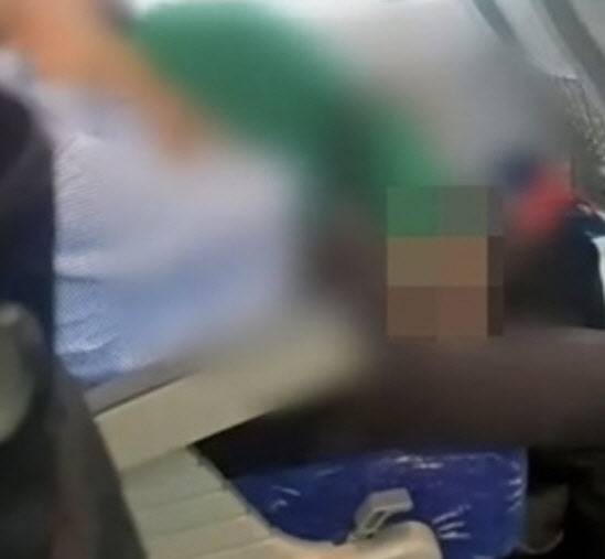 한 중년 커플이 무궁화호 열차 안에서 애정 행각을 하는 모습이 목격된 가운데 주변 승객이 불편함을 토로했다. (사진=인스타그램 캡처)