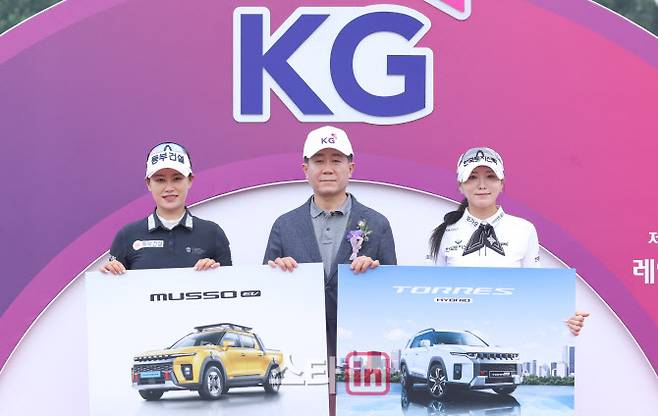 지한솔(왼쪽)과 조아연(오른쪽)이 31일 경기도 용인시 써닝포인트CC에서 열린 제14회 KG 레이디스 오픈에서 홀인원에 성공한 뒤 황기영 KGM 대표와 기념 사진을 찍고 있다. 지한솔과 조아연은 각각 무쏘EV와 토레스 하이브리드를 받는다. 사진=이영훈 기자
