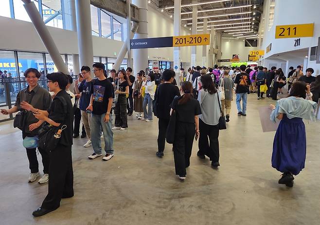 - 경기장 안으로 입장해도 사람이 끊임없이 쏟아진다&nbsp;