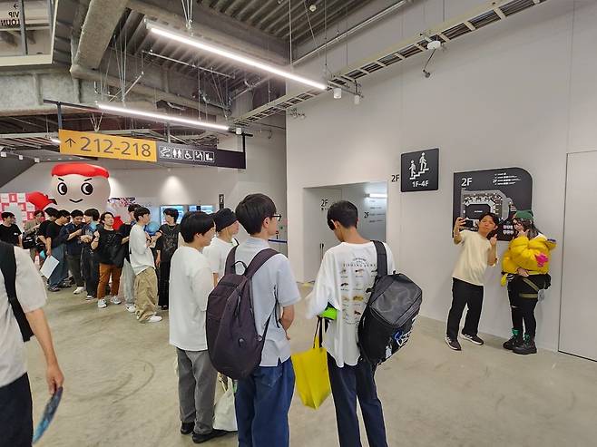 - 코스프레를 하고 오는 관람객도 있다&nbsp;