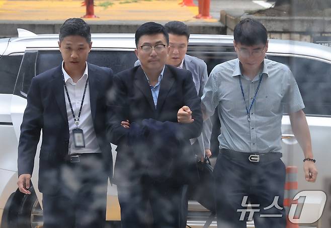 김건희 여사 일가의 '집사'로 알려진 김예성 씨가 15일 오후 서울 서초구 서웅중앙지법에서 열리는 구속 전 피의자 심문(영장실질심사)에 출석하고 있다.  2025.8.15/뉴스1 ⓒ News1 장수영 기자