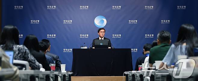 이창용 한국은행 총재가 지난 28일 금융통화위원회를 마치고 기자간담회를 하고 있다. /뉴스1