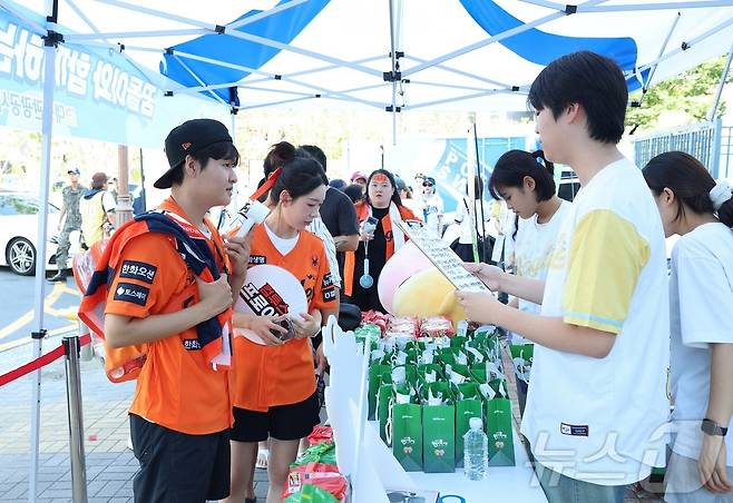 지난 12일 대전한화생명볼파크에서 열린 올스타전에서는 0시 축제 홍보의 히든카드 대전빵차가 등장해 큰 호응을 얻었다. (대전시 제공. 재판매 및 DB금지)2025.7.14/뉴스1 ⓒ News1 이동원 기자