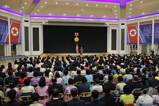 (평양 노동신문=뉴스1) = 북한 노동당 기관지 노동신문은 30일 "김정은 총비서가 지난 29일 목란관에서 해외 군사작전에서 특출한 공훈을 세운 참전 열사들의 유가족들을 만나 따뜻이 위로해 주었다"라고 보도했다. [국내에서만 사용가능. 재배포 금지. DB 금지. For Use Only in the Republic of Korea. Redistribution Prohibited] rodongphoto@news1.kr