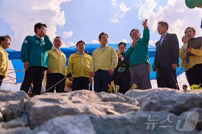 이재명 대통령이 30일 강원 강릉시 성산면 오봉저수지를 방문해 가뭄 피해 상황 등을 점검하고 있다. (대통령실 제공. 재판매 및 DB 금지) 2025.8.30/뉴스1 ⓒ News1 허경 기자