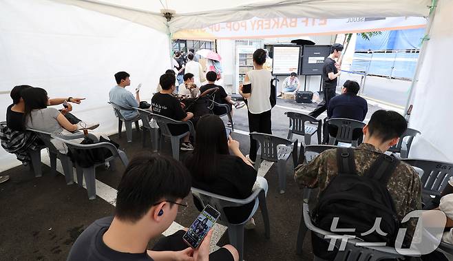 31일 서울 성동구 글로우 성수에 연 경제유튜버 슈카의 ETF 베이커리 팝업 스토어에서 시민들이 2차 빵판매 시간을 기다리고 있다. 2025.8.31/뉴스1 ⓒ News1 박지혜 기자