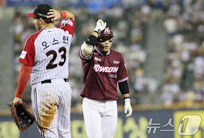 31일 오후 서울 잠실야구장에서 열린 2025 신한 SOL뱅크 KBO리그 키움 히어로즈와 LG 트윈스의 경기에서 9회초 1사 1,2루 상황 키움 김태진이 유격수 오지환의 포구 실책으로 결승점을 뽑아낸 뒤 기뻐하고 있다. 2025.8.31/뉴스1 ⓒ News1 박지혜 기자