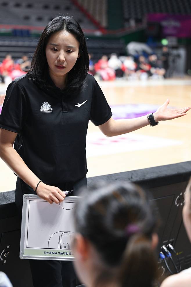 최윤아 인천 신한은행 감독. (WKBL 제공)