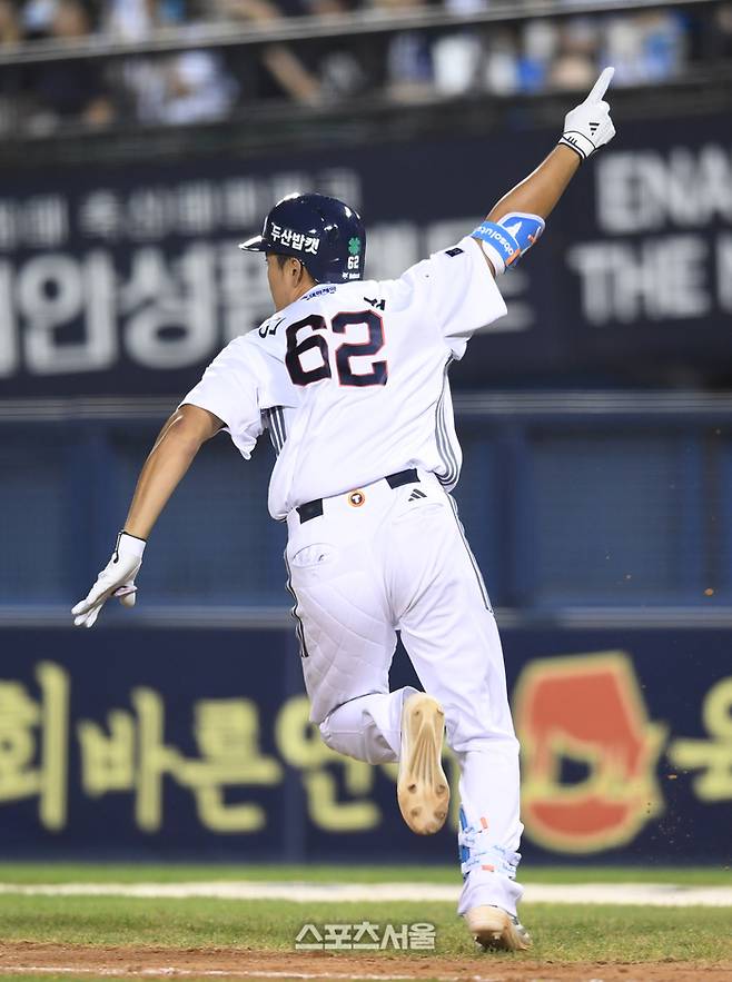 두산 안재석이 28일 잠실구장에서 열린 2025 KBO리그 삼성과 경기 연장 10회말 2사 1-2루 상황에서 삼성 투수 김재윤을 상대로 끝내기 1타점 2루타를 친 뒤 기뻐하고 있다. 잠실 | 박진업 기자 upandup@sportsseoul.com