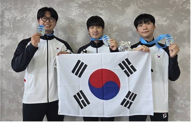 제16회 아시아사격선수권 25m 센터파이어권총 남자 주니어부 단체전에서 은메달을 획득한 이시우-문대희-이원재(왼쪽부터). 사진 | 대한사격연맹