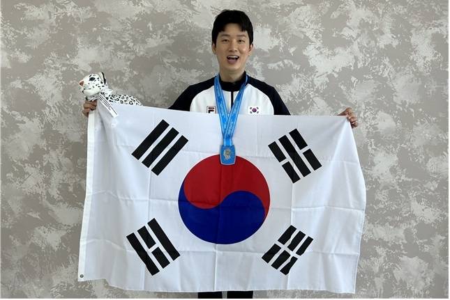 제16회 아시아사격선수권 25m 센터파이어권총 남자 일반부 개인전에서 은메달을 목에 건 이재균. 사진 | 대한사격연맹