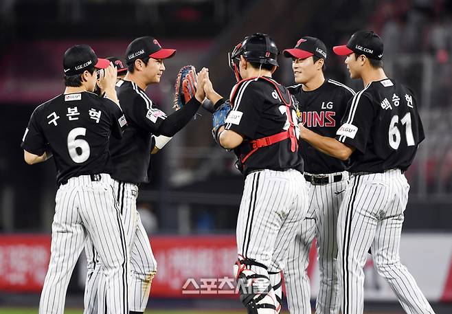LG 선수들이 12일 수원케이티위즈파크에서 열린 2025 KBO리그 KT와 경기에서 승리한 뒤 하이파이브를 나누고 있다. 수원 | 박진업 기자 upandup@sportsseoul.com