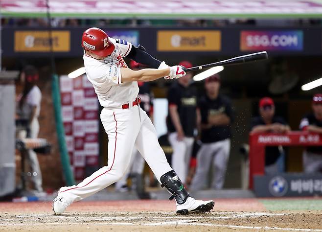 SSG 류효승이 26일 인천SSG랜더스필드에서 열린 2025 KBO리그 KIA와 경기에서 5회말 좌월 솔로포를 날리고 있다. 사진 | SSG 랜더스