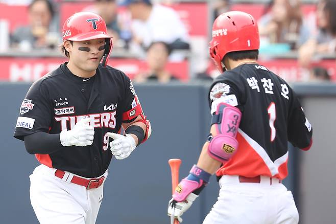 KIA 윤도현(왼쪽)이 수원케이티위즈파크에서 열린 2025 KBO리그 KT와 경기에서 홈런을 친 뒤 박찬호와 하이파이브를 하고 있다. 사진 | KIA 타이거즈