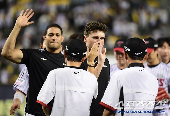 경기 종료 후 하이파이브를 나누고 있는 LG 치리노스-톨허스트.