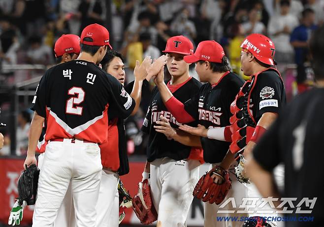 29일 수원KT위즈파크에서 열린 KBO리그 KT 위즈와 KIA 타이거즈의 경기. 승리한 KIA 선수들이 기뻐하고 있다. 수원=박재만 기자 pjm@sportschosun.com/2025.08.29/