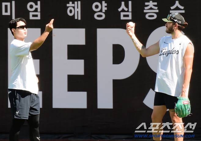 공의 회전 방향에 대해 묻고 답하는 두 사람